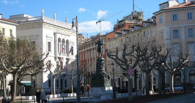 Galerie moderního umění na Piazza Venezia  - https://de.wikipedia.org/wiki/Datei:Piazza_Venezia_Trieste.jpg