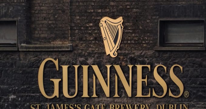 Vstup do pivovaru - https://en.wikipedia.org/wiki/Guinness#/media/File:St._James%27s_Gate_Brewery,_Dublin,_Ireland.jpg