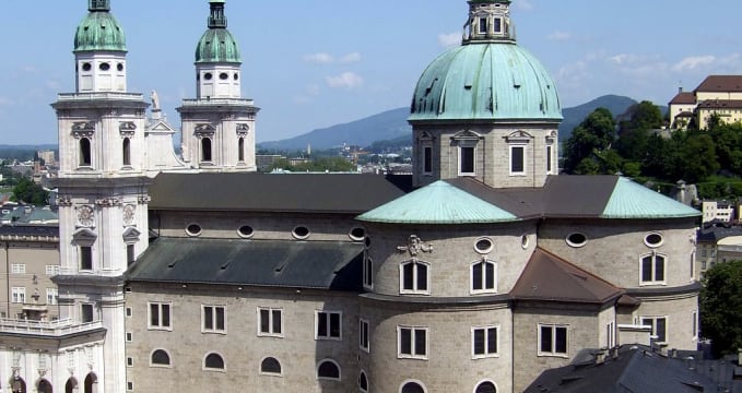 Salzburgská katedrála - https://commons.wikimedia.org/wiki/File:Salzburg_Cathedral_as_seen_from_Festungsgasse.jpg?uselang=cs