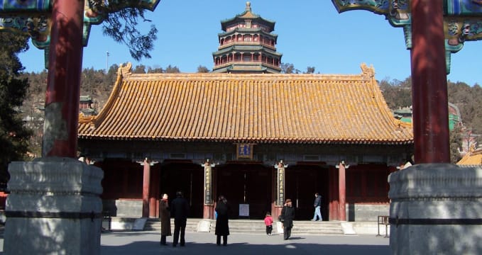 Letní palác - https://en.wikipedia.org/wiki/Summer_Palace#/media/File:Summer_Palace_at_Beijing_15.jpg