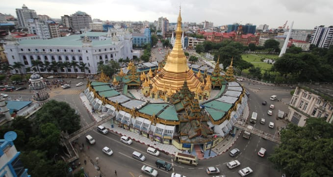 Sule Pagoda v centru Rangúnu. - https://commons.wikimedia.org/wiki/File:Suel_Pagoda.jpg