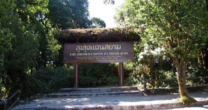 Vrchol Doi Inthanon - https://www.flickr.com/photos/28644960@N00/453981916/