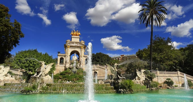 Fontána Cascada v Parc de la Ciudadela - https://commons.wikimedia.org/wiki/File:Cascada_del_Parque_de_la_Ciudadela,_Barcelona_DSC01898.jpg