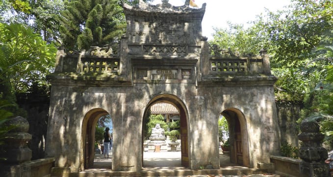 Brána vedoucí k pagodě Thuy Son na Marble Mountains ve Vietnamu - https://www.flickr.com/photos/-jvl-/10367781355/