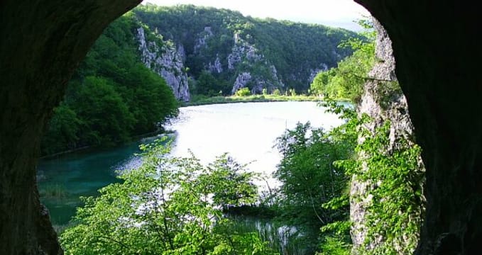 Šupljara cave - https://commons.wikimedia.org/wiki/File:Plitvicka_jezera,_vyhled_z_Vinnetouovy_jeskyne.jpg