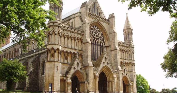 Katedrála St. Albans - https://commons.wikimedia.org/wiki/File:St_Albans_Cathedral_06.jpg