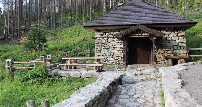 Rainerova chata - https://commons.wikimedia.org/wiki/File:Vysok%C3%A9_Tatry,_Rainerova_%C3%BAtulna_(2).JPG