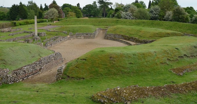 Římské divadlo - https://commons.wikimedia.org/wiki/File:The_Roman_Theatre_at_Verulamium,_St_Albans_%2814190833386%29.jpg