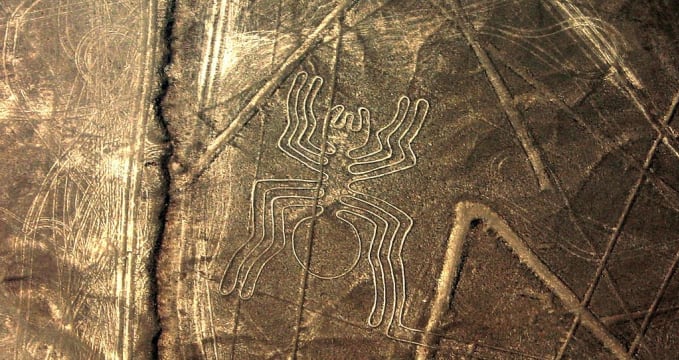 Obrazec pavouka na náhorní plošině Nazca - https://commons.wikimedia.org/wiki/File:Linhas_de_Nazca.jpg