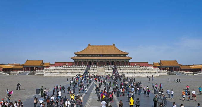 Zakázané město - https://en.wikipedia.org/wiki/Forbidden_City#/media/File:Hall_of_Supreme_Harmony,_Forbidden_City,_Beijing,_with_tourists_2.jpg