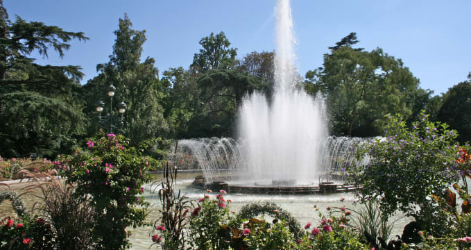 Fontána v botanické zahradě - https://commons.wikimedia.org/wiki/File:Fountain_in_Jardin_des_Plantes,_Toulouse.jpg