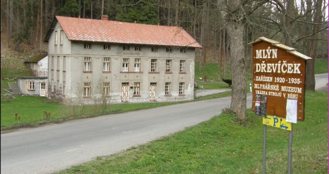 Mlýn Dřevíček - https://commons.wikimedia.org/wiki/File:Muzejn%C3%AD_ml%C3%BDn_D%C5%99ev%C3%AD%C4%8Dek_-_panoramio.jpg