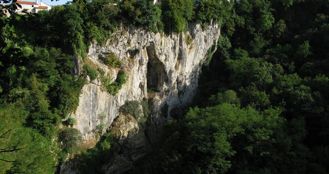 Propast - https://commons.wikimedia.org/wiki/File:Pazin_(Fojba-Schlucht)_2.jpg