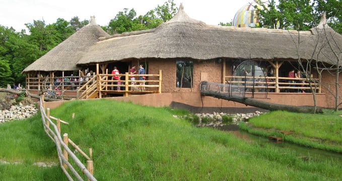 Africká vesnice v ZOO - https://commons.wikimedia.org/wiki/File:Africk%C3%A1_vesnice,_ZOO_Brno,_1.jpg