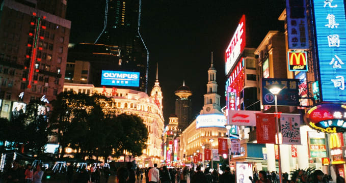 The Bund - ulice Nanjing Lu - https://www.flickr.com/photos/vikkies/5308107801/in/photolist-964rw2-8cM6f-78xB1v-e9Kpg-6ZQ4PJ-9f1e7s-rsYHaH-pC4F2J-7dGFYk-7dY3io-7dU4a8-c5Uuv-5MuKLH-pkB84D-jTRLv-7dU3ik-9Ys9f-hWMTd-3VskZG-GM3JZ-5Ph3Vq-7dTPxx-34iP32-8cM6h-pA3CVY-c5UCe-7dXsmo-7dU9ic-mcfxB-7e1USo-fLnp8E-7dLrSG-c5UwP-4KsLgn-6Cqvy2-6CqoX2-hhuoic-6CugUE-8jHUVW-8jF82M-8jJhiU-6Cugkh-pC4e89-pA3xKY-evkStf-8LCW3s-qowPS-9Ys9e-3bDL32-fLnmvh