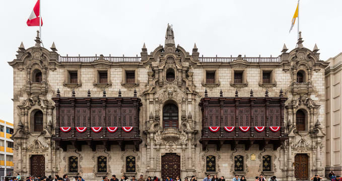 Arcibiskupský palác na Plaza de Armas - https://commons.wikimedia.org/wiki/File:Palacio_Arzobispal,_Lima,_Perú,_2015-07-28,_DD_62.JPG