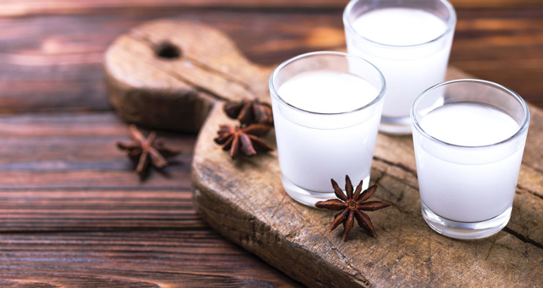 Tradiční alkoholický nápoj Ouzo