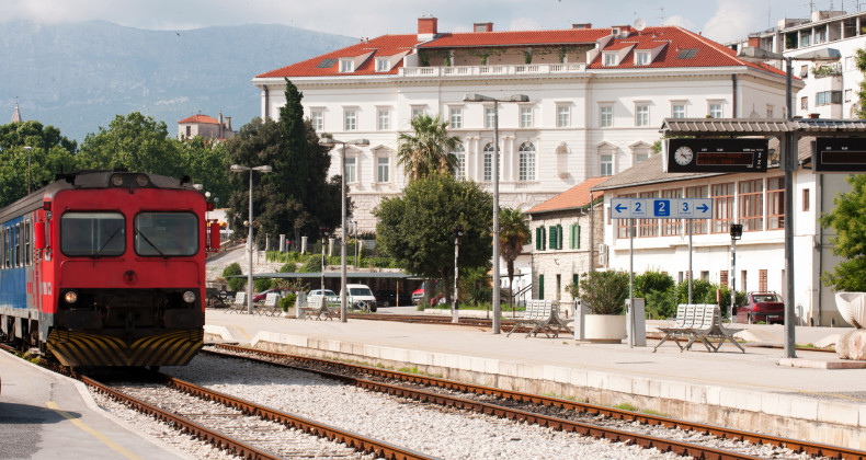 Nádraží ve Splitu je vzdálené pár kroků od pláže Bačvice a 5 minut chůze od Diokleciánova paláce