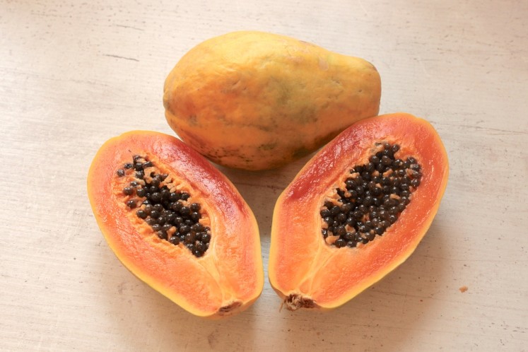 Rozpůlená papaya - odstraňte semínka a dužinu vyjezte lžící