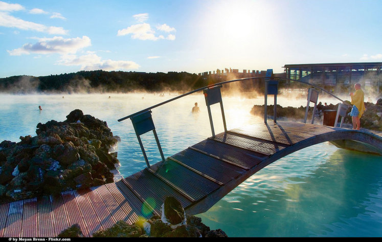 Blue Lagoon s typickým pohledem na most při západu slunce