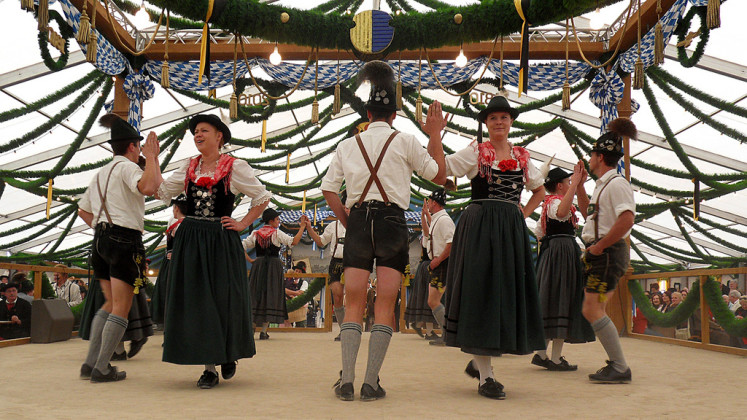 Lidové tance a tradiční kroje Lederhosen a Dirndl