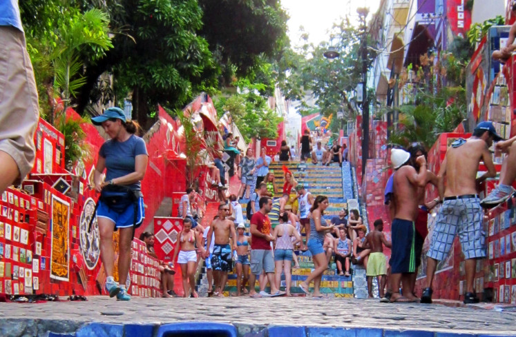 Escadaria Selaron (Lapa), jeden z novodobých symbolů Ria. Malíř a plastik José Selaron (Chile) zasvětil zbytek svého života mozaice těchto schodů (Na schodech jsou minimálně tři dlaždičky z České Republiky).