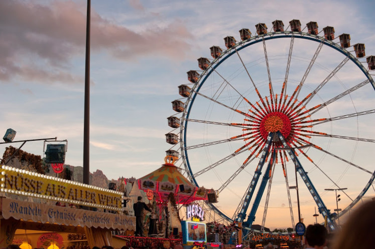 Zábavný park s ruským kolem v pozadí na Oktoberfestu