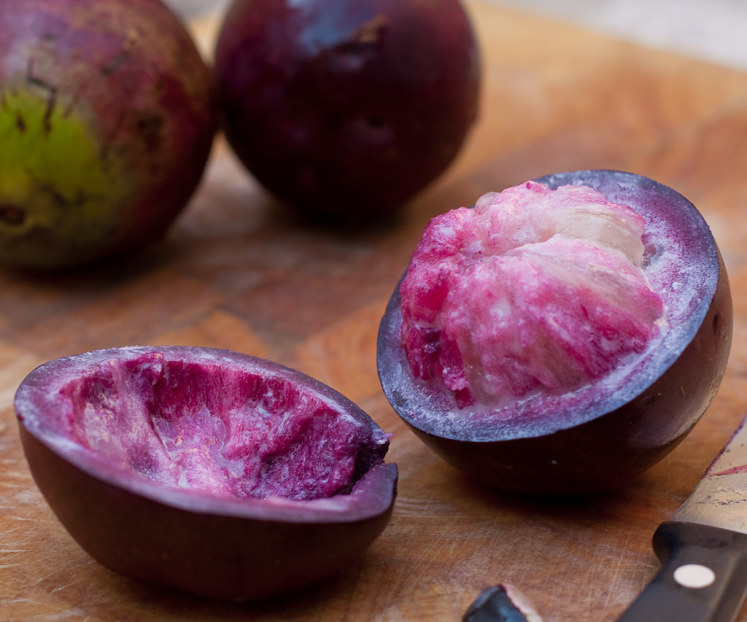 Oddělení vnitřku rozkrojením star fruit dokola