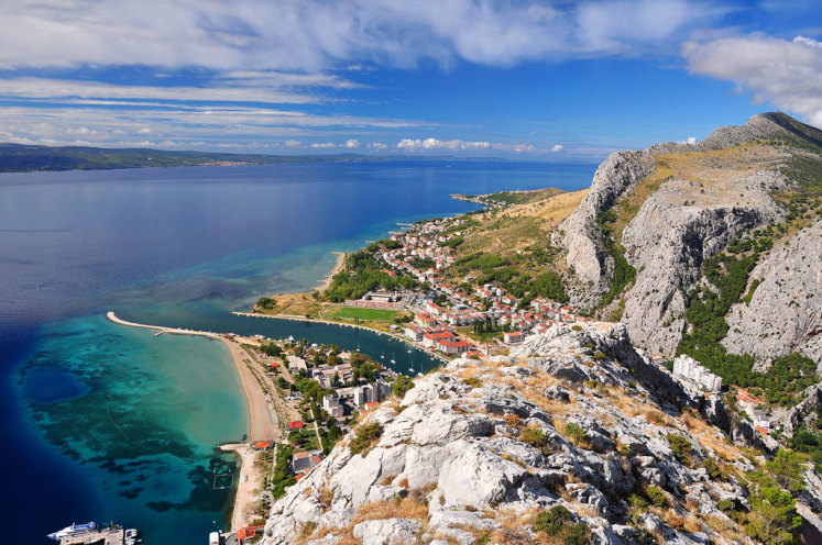 Výhled na pobřeží a město Omiš