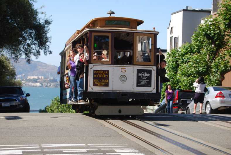 Cable cars přejíždějící přes úbočí kopce Hyde Street