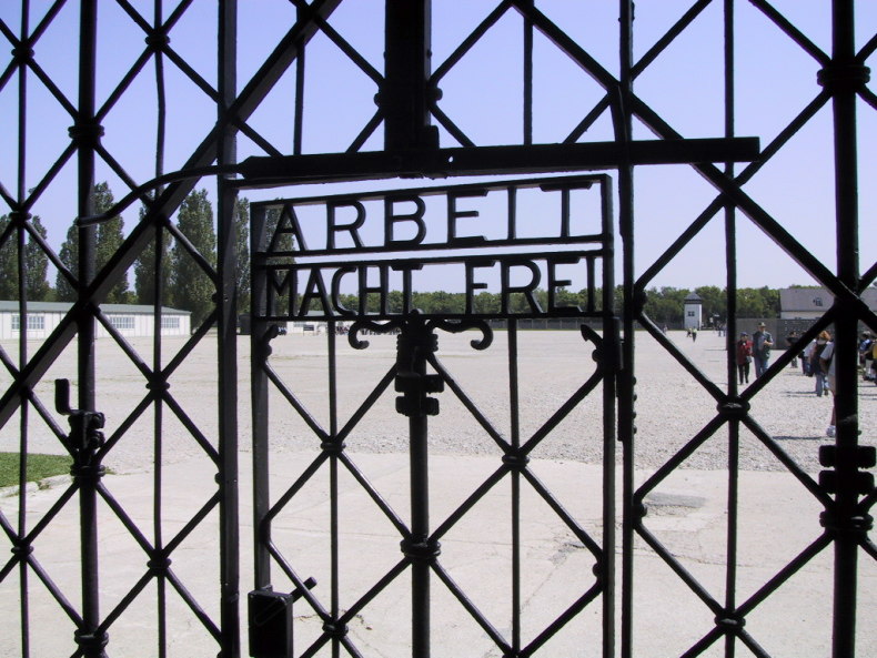 Nadpis Arbeit Macht Frei v Dachau
