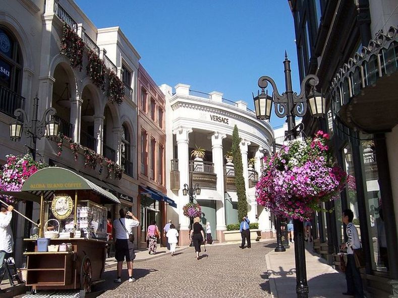Via Rodeo Dr