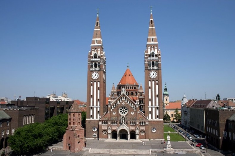 Náměstí Dom tér s věží Dömötör a kostelem