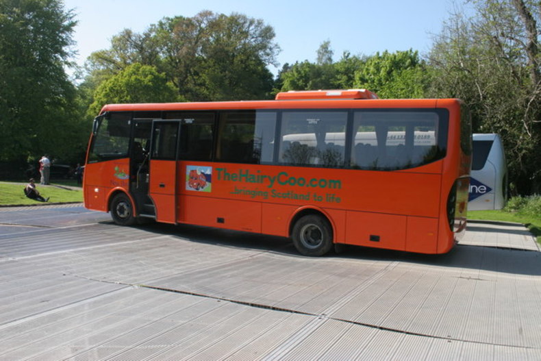 Bus s logem cestovní agentury
