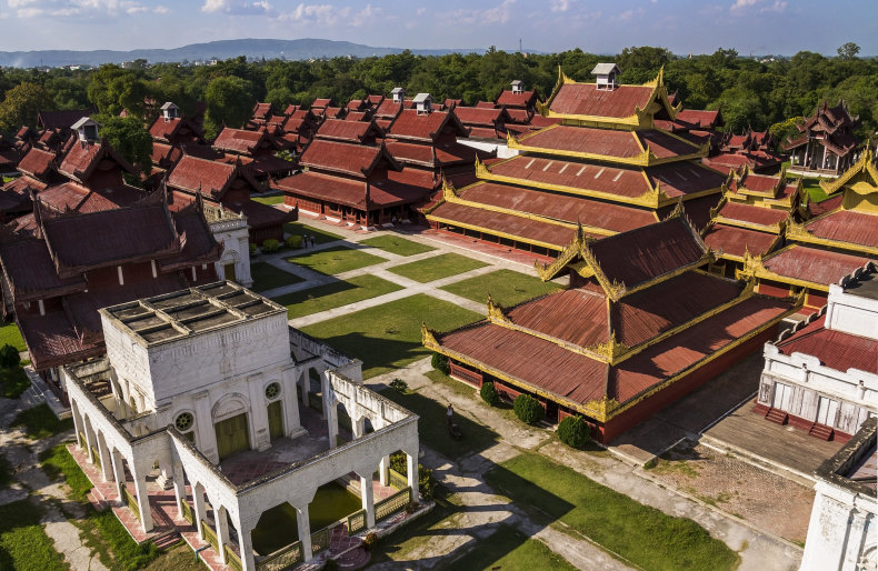 Panoramatický pohled na budovy uvnitř paláce Mandalay