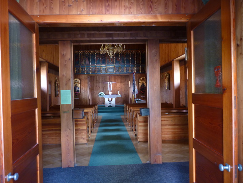 Interiér dřevěného kostela