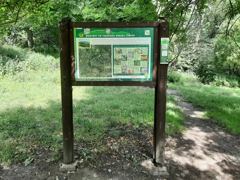 Informační panel naučné stezky Děvín