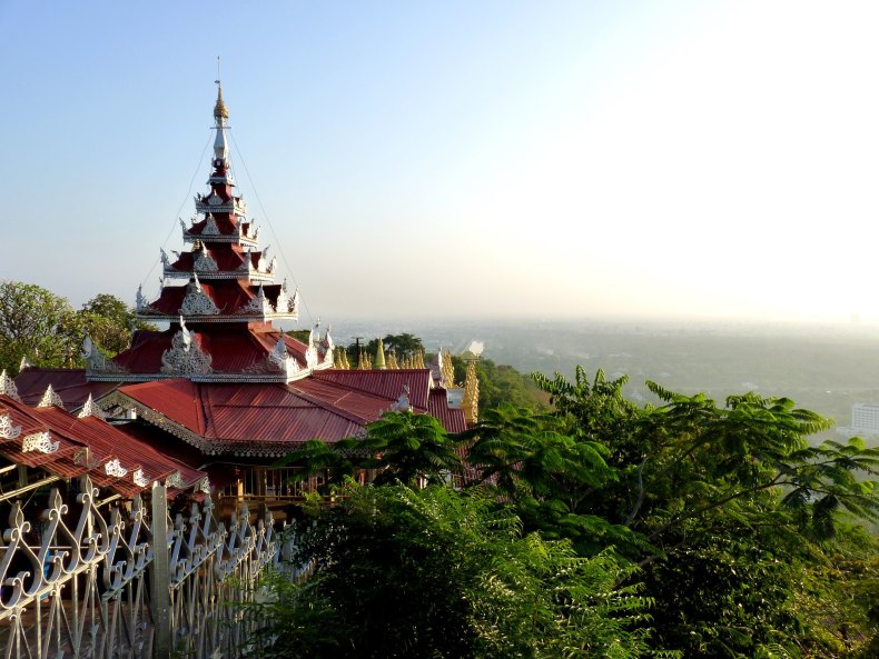 Chrám Sataungpyei na vrcholu Mandlay Hill