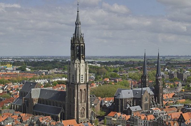 Nieuwe Kerk (vlevo)