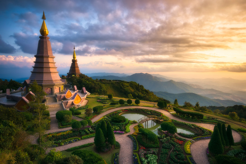 Královské chedi na hoře Doi Inthanon