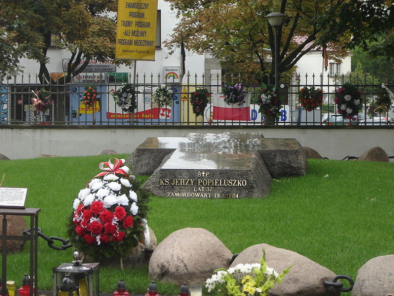 Hrob J. Popieluszky, zahrada kostela sv. Kostki