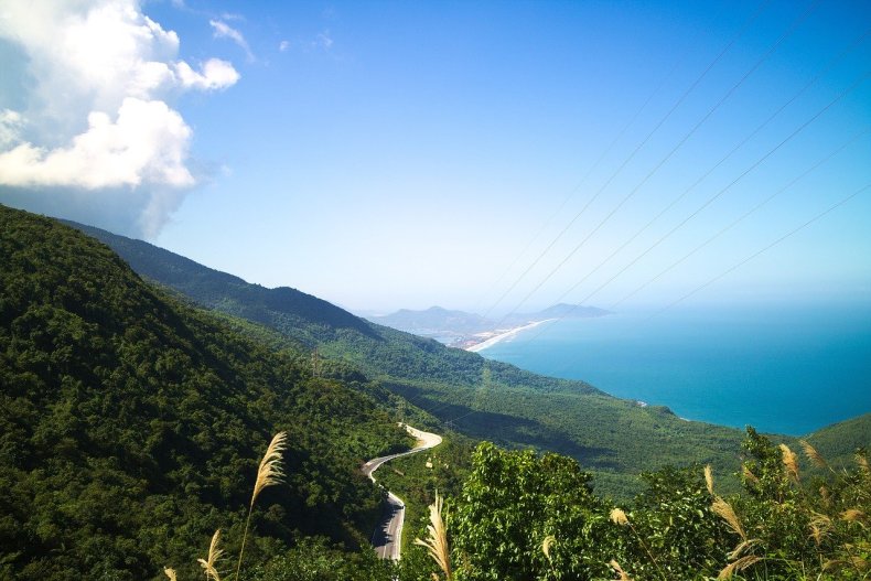 Výhled na část úseku Hai Van Pass ve Vietnamu