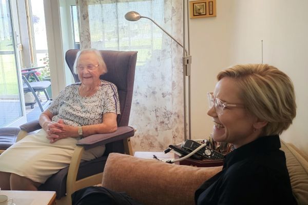 Helseministeren besøker Inger(92)
