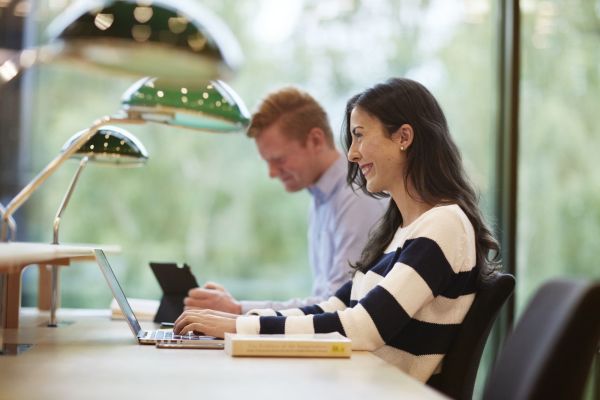 Studenter på lesesalen