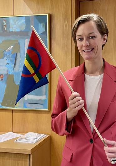 Anette Trettebergstuen med samisk flagg.