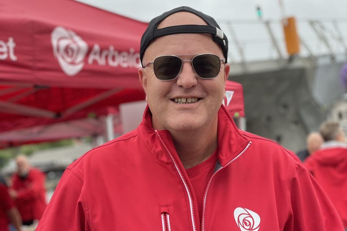 Victor Kristiansen med solbriller på stand
