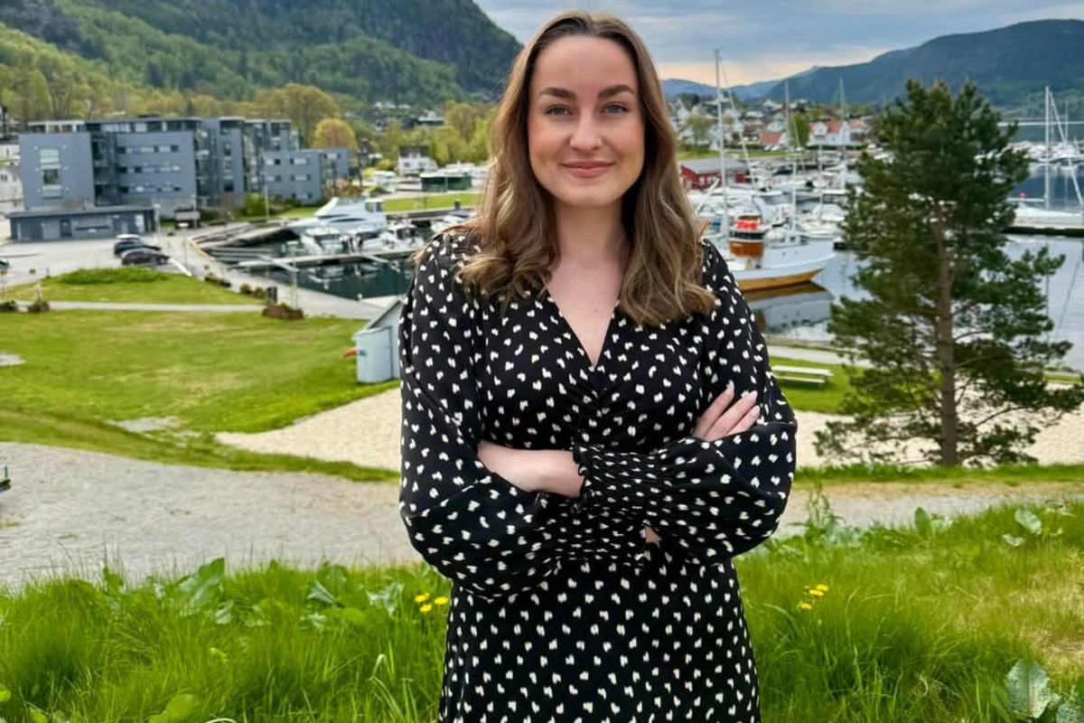 Bilde av Julia med Tau i bakgrunnen. 