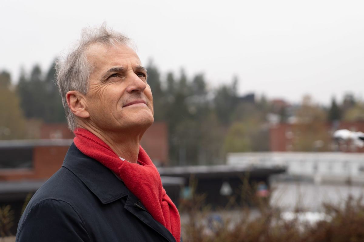 Jonas gjør seg klar til å holde 1.mai appell