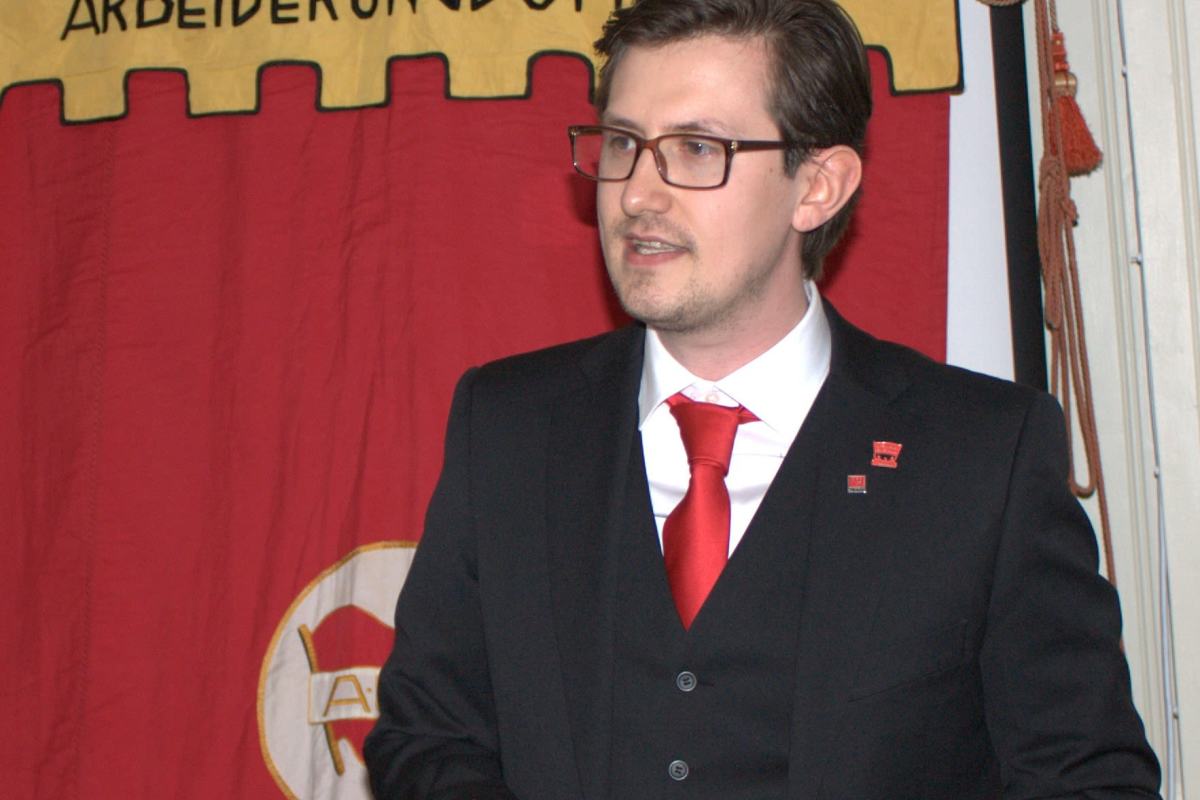 Listekandidat Martin T Engen (AP) holder apell under arrangementet på Tangen.