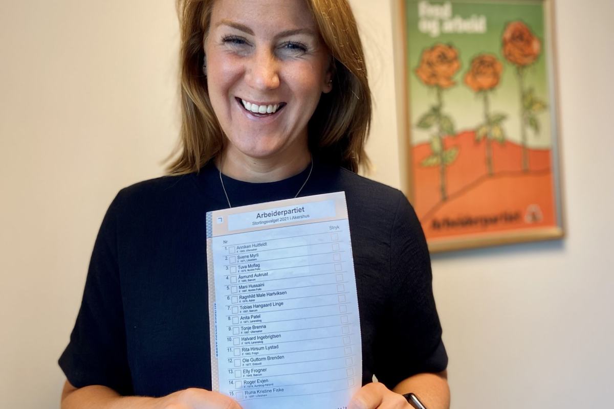 Tonje Brenna med stemmeseddel